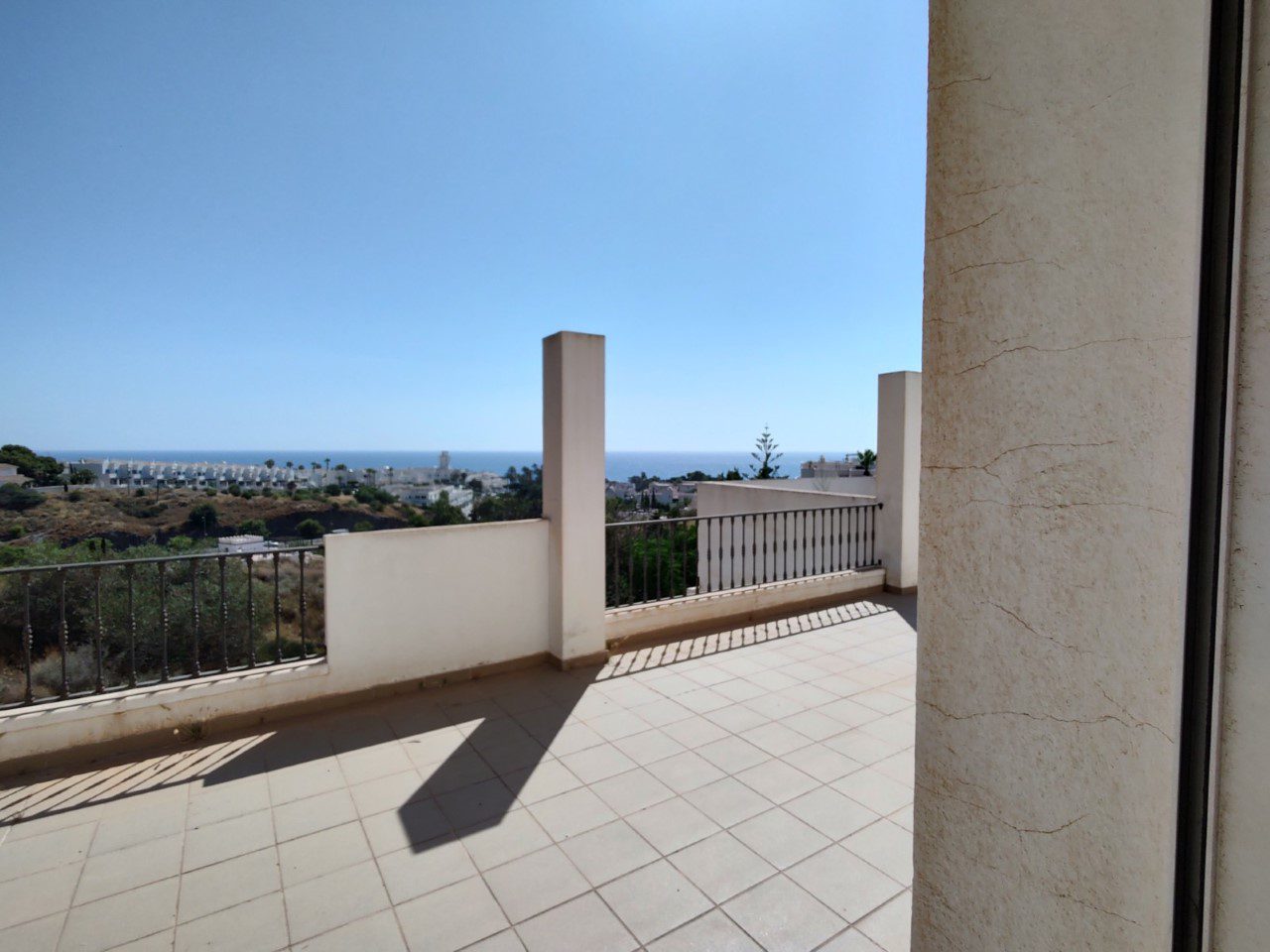 Villa for sale in Mojácar with 6 bedrooms, sea views, garage and terraces in quiet cul-de-sac